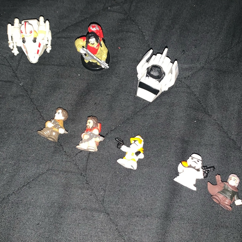 Mini Star Wars figurines with two slider jets